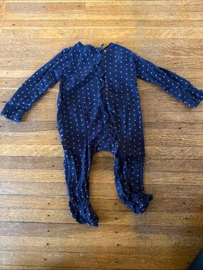 GAP organic cotton Navy One-Piece Footed Pajamas with Heart Print 6-9 months